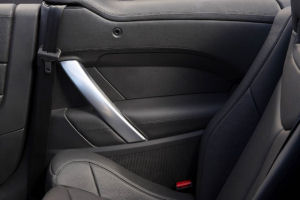 
Pour l'intrieur de sa Peugeot 308 CC, Peugeot a soign les dtails, notamment les inserts de cuir rpartis dans l'habitacle, y compris au niveau de l'intrieur des portes.

 